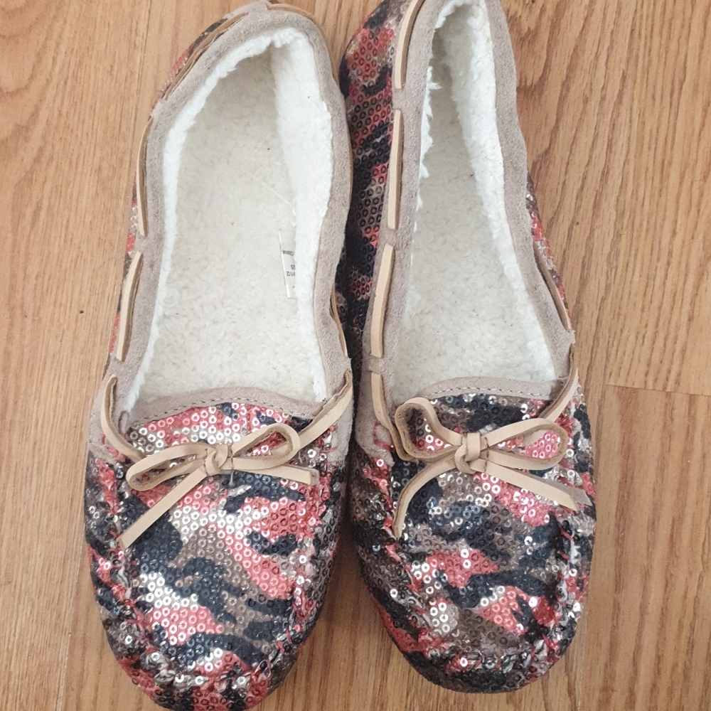 Wlmens slippers  like new size M 7/8